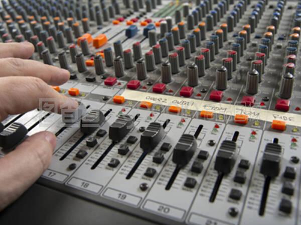 在錄音室的混合板上工作